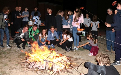 Młodzi spotkali się ze swoimi duszpasterzami przy ognisku