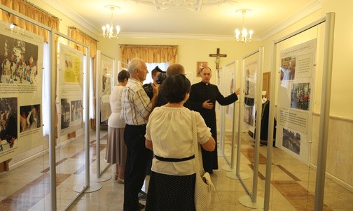 Otwarcie jubileuszowej wystawy w hałcnowskim Domu Parafialnym im. św. Jana Pawła II