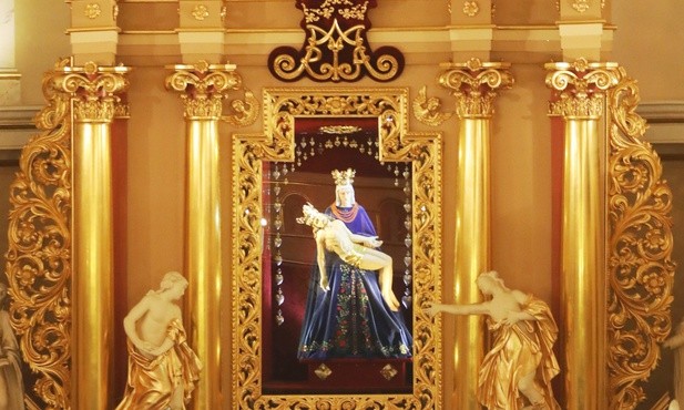 Figura MB Hałcnowskiej w głównym ołtarzu