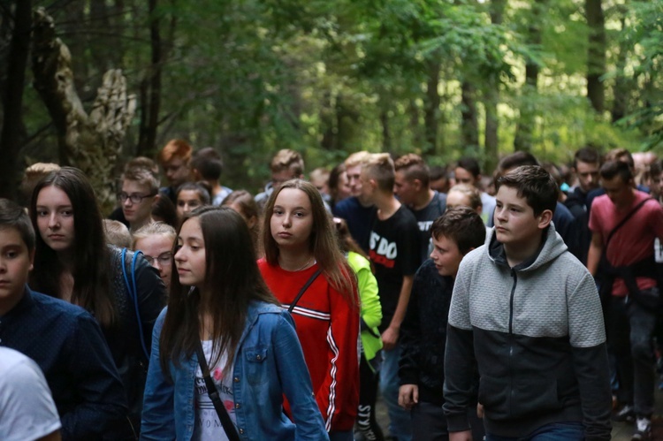 Młodzieżowa droga krzyżowa w Pustkowie-Osiedlu