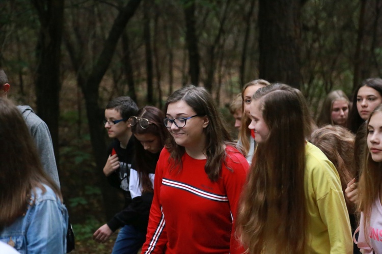 Młodzieżowa droga krzyżowa w Pustkowie-Osiedlu