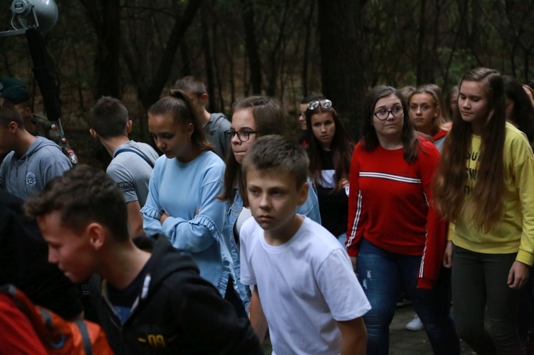 Młodzieżowa droga krzyżowa w Pustkowie-Osiedlu