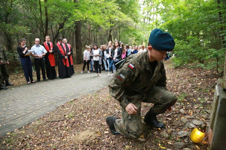 Młodzieżowa droga krzyżowa w Pustkowie-Osiedlu