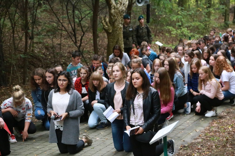 Młodzieżowa droga krzyżowa w Pustkowie-Osiedlu