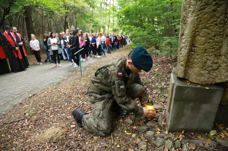 Młodzieżowa droga krzyżowa w Pustkowie-Osiedlu