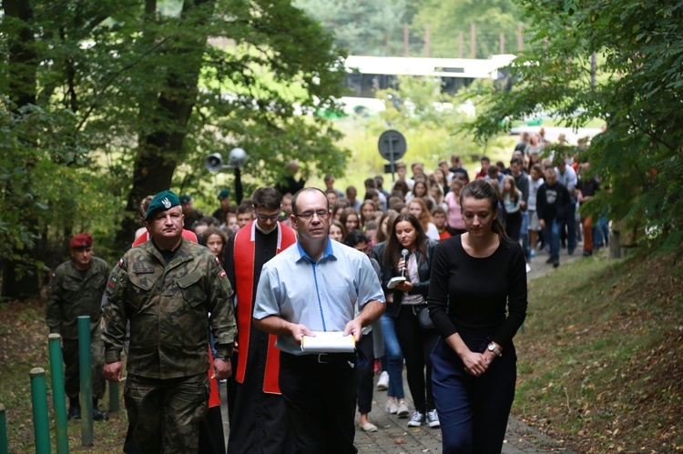 Młodzieżowa droga krzyżowa w Pustkowie-Osiedlu