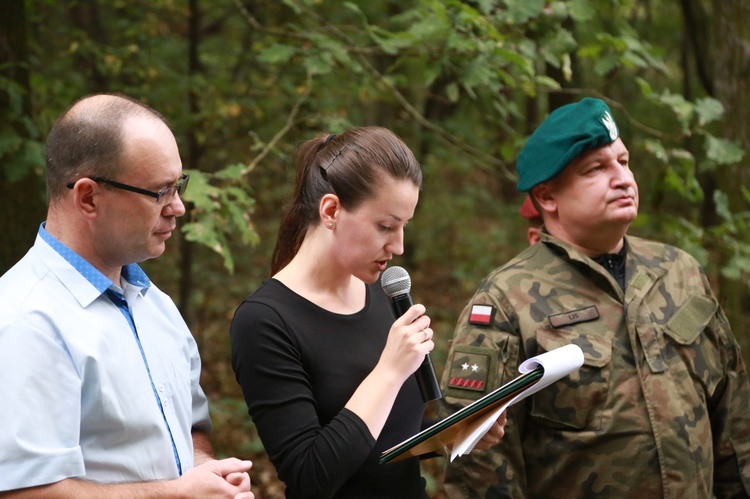 Młodzieżowa droga krzyżowa w Pustkowie-Osiedlu