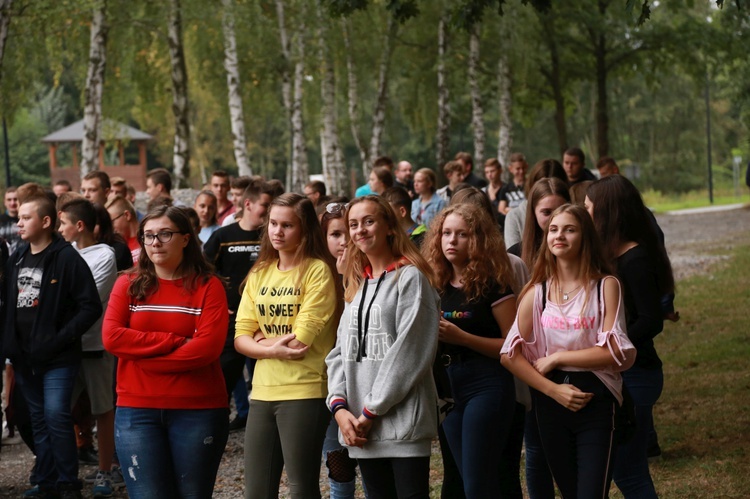 Młodzieżowa droga krzyżowa w Pustkowie-Osiedlu