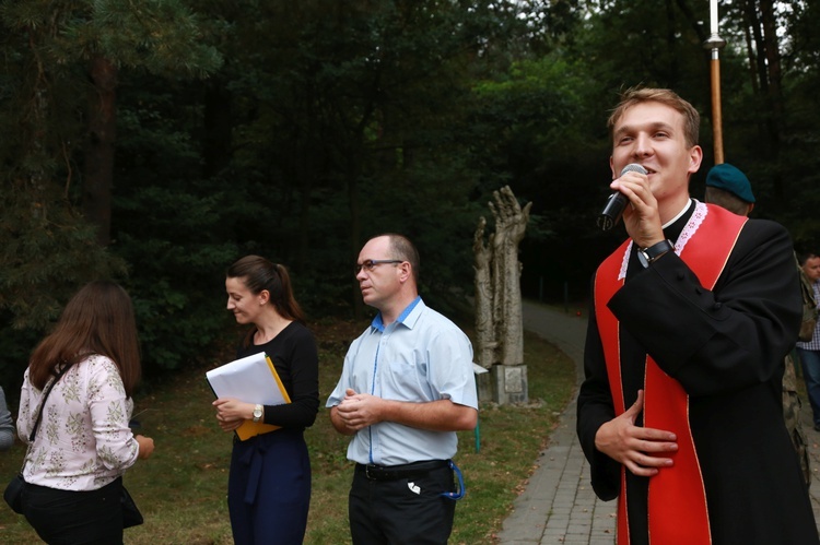 Młodzieżowa droga krzyżowa w Pustkowie-Osiedlu