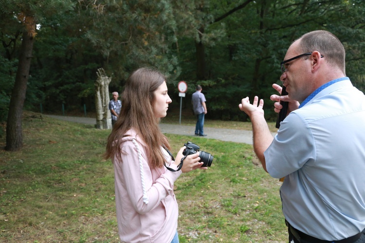 Młodzieżowa droga krzyżowa w Pustkowie-Osiedlu