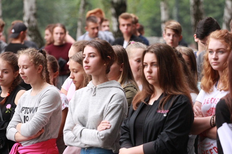 Młodzieżowa droga krzyżowa w Pustkowie-Osiedlu