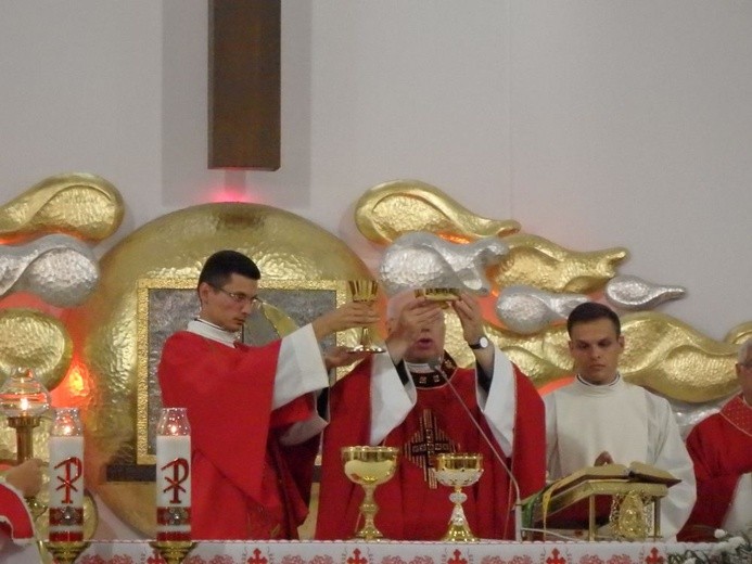 Moment odśpiewania doksologii w czasie Mszy św. odpustowej