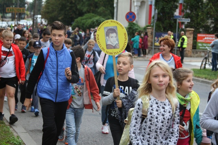 Pielgrzymka dzieci do Rostkowa