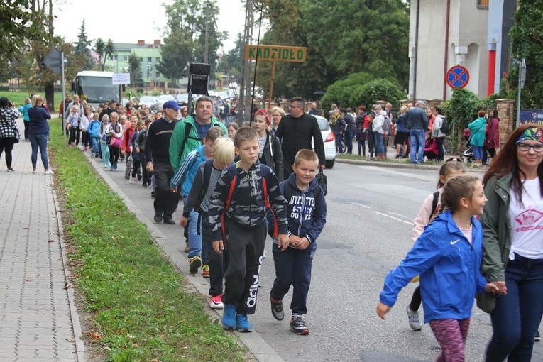 Pielgrzymka dzieci do Rostkowa