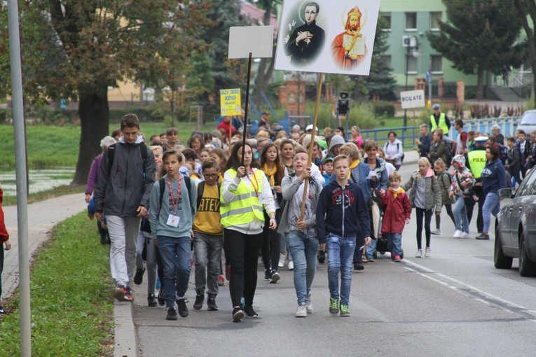 Pielgrzymka dzieci do Rostkowa