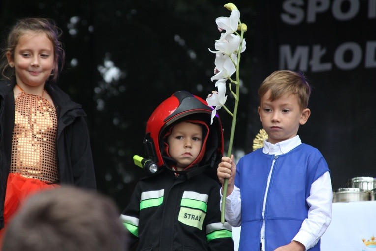 Pielgrzymka dzieci do Rostkowa