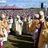 Tysiące wiernych na Mszy św. w Skrzatuszu