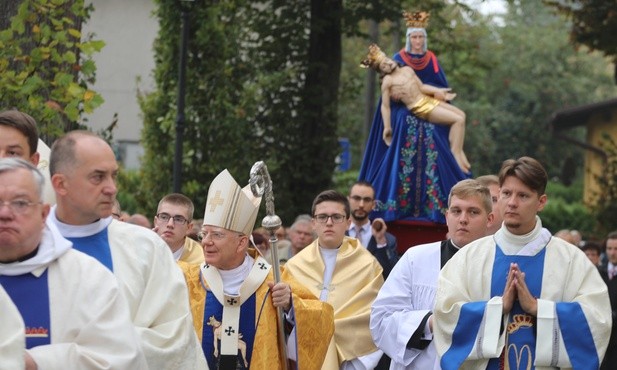 Abp Jędraszewski: Maryja uczy nas nieść krzyż