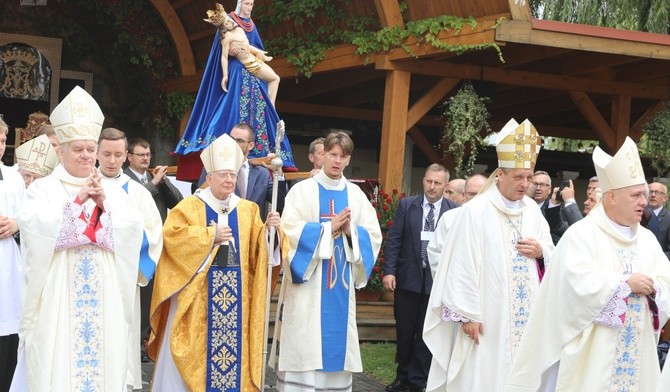 Abp Jędraszewski: Maryja uczy nas nieść krzyż