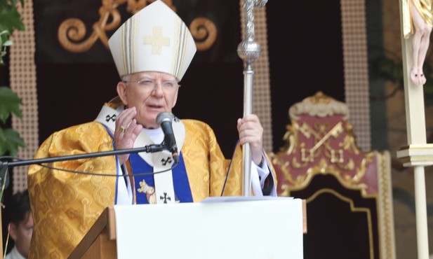 Abp Jędraszewski: Maryja uczy nas nieść krzyż