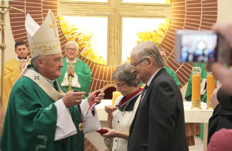 Uratowali dziesiątki tysięcy małżeństw, zostali odznaczeni