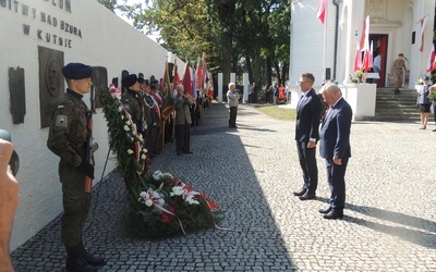 Zebrani oddali hołd polskim żołnierzom, składając wiązanki