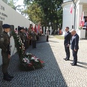 Zebrani oddali hołd polskim żołnierzom, składając wiązanki