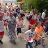 Razem z dziećmi pobiegła s. Alma. Razem z nią (z lewej) w biegu wziął udział ks. Rafał Kamiński