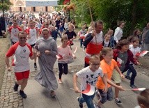 Razem z dziećmi pobiegła s. Alma. Razem z nią (z lewej) w biegu wziął udział ks. Rafał Kamiński