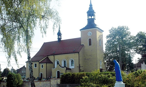 Kościół Świętych Apostołów Piotra i Pawła w Kotach, widok od strony plebanii.