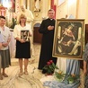 ▲	Ksiądz Krzysztof Rębisz z Małgorzatą Kurek i Grażyną Kadłubicką przekazali dzieło delegatom parafii w Malcu.