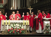 ▲	Msza dziękczynna za 95 lat „Gościa Niedzielnego” w katedrze warszawskiej.