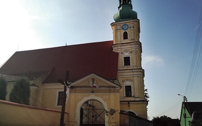 ▲	Kościół parafialny jest zabytkiem pochodzącym z przełomu wieków XIV i XV, przebudowywanym w wiekach XVI, XVII i XVIII. Jego wystrój jest głównie barokowy, ale wiele elementów pochodzi z wcześniejszych okresów. 