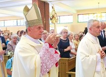 Metropolita lwowski wprowadza relikwie do kościoła.