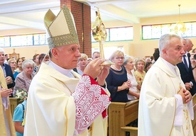 Metropolita lwowski wprowadza relikwie do kościoła.