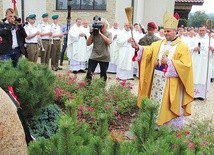 Biskup Leszek Leszkiewicz poświęcił pamiątkową tablicę z okazji 700. rocznicy lokacji wsi.