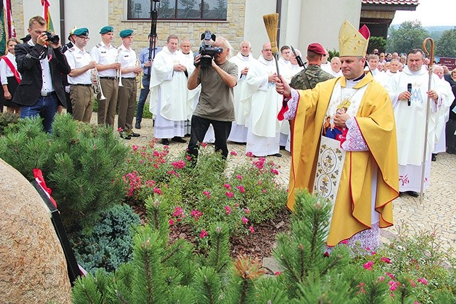 Biskup Leszek Leszkiewicz poświęcił pamiątkową tablicę z okazji 700. rocznicy lokacji wsi.