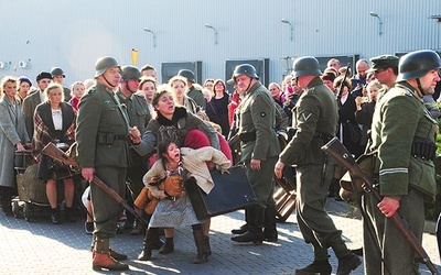 Rekonstruktorzy co roku odtwarzają dramatyczne sceny, które rozgrywały się w lagrze. 