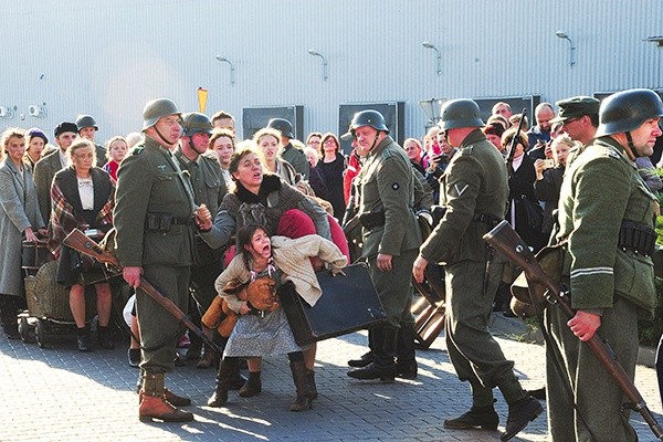 Rekonstruktorzy co roku odtwarzają dramatyczne sceny, które rozgrywały się w lagrze. 