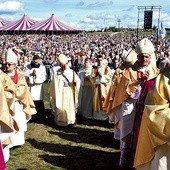▲	Tłumy pątników uczestniczyły 16 września we Mszy św. wieńczącej skrzatuskie spotkanie diecezjan.