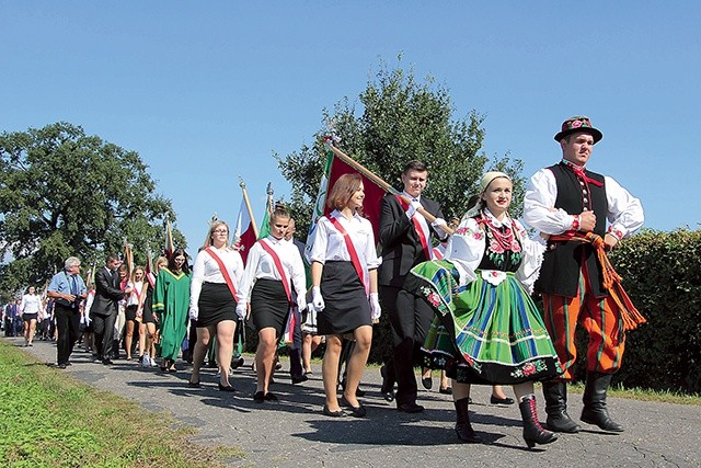 Przemarsz z kościoła.