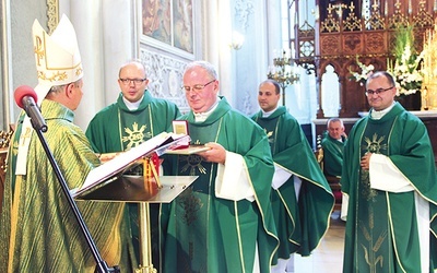 Okolicznościowy medal dla „Gościa Radomskiego AVE” odebrał od bp. Henryka Tomasika ks. Zbigniew Niemirski. Drugi od lewej ks. Jacek Wieczorek.