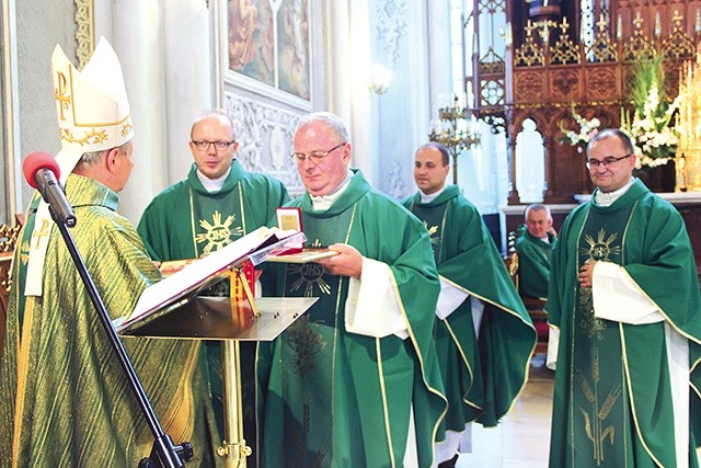 Okolicznościowy medal dla „Gościa Radomskiego AVE” odebrał od bp. Henryka Tomasika ks. Zbigniew Niemirski. Drugi od lewej ks. Jacek Wieczorek.