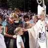 ▲	Przed Mszą św. metropolita witał się z rodzinami i błogosławił dzieci.