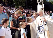 ▲	Przed Mszą św. metropolita witał się z rodzinami i błogosławił dzieci.