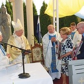 Państwo Tępińscy, fundatorzy kaplicy, ofiarowali abp. Wacławowi Depo i bp. Henrykowi Tomasikowi okolicznościowe ryngrafy.