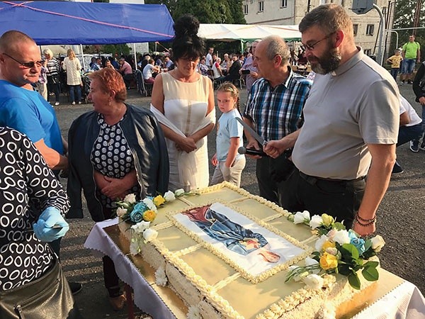 Ks. Wojciech Drab tuż przed krojeniem tortu. 