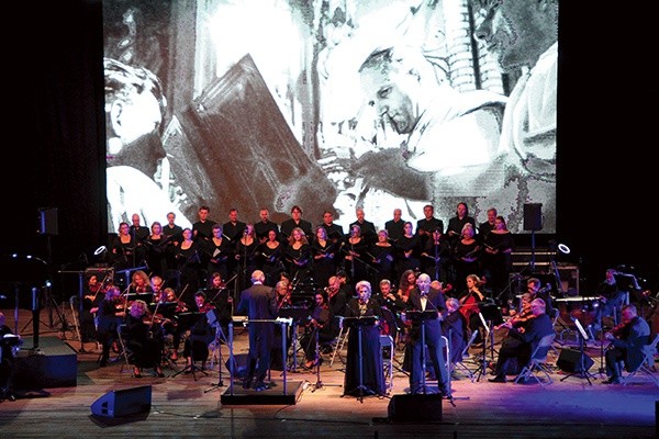 Polska Opera Królewska 12 września w zielonogórskim amfiteatrze wystawiła Oratorium Minorum „Pieśń o Bogu ukrytym”, do którego muzykę skomponował Włodek Pawlik.