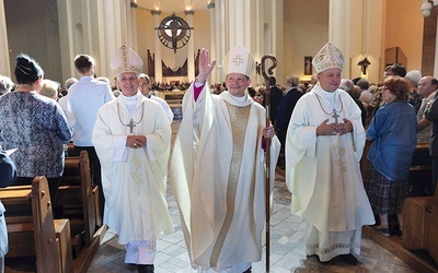 Bp Grzegorz Olszowski po święceniach. Obok niego pozostali katowiccy biskupi pomocniczy: Marek Szkudło (z lewej) i Adam Wodarczyk (z prawej).