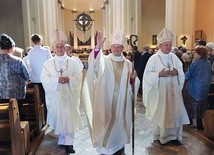 Bp Grzegorz Olszowski po święceniach. Obok niego pozostali katowiccy biskupi pomocniczy: Marek Szkudło (z lewej) i Adam Wodarczyk (z prawej).